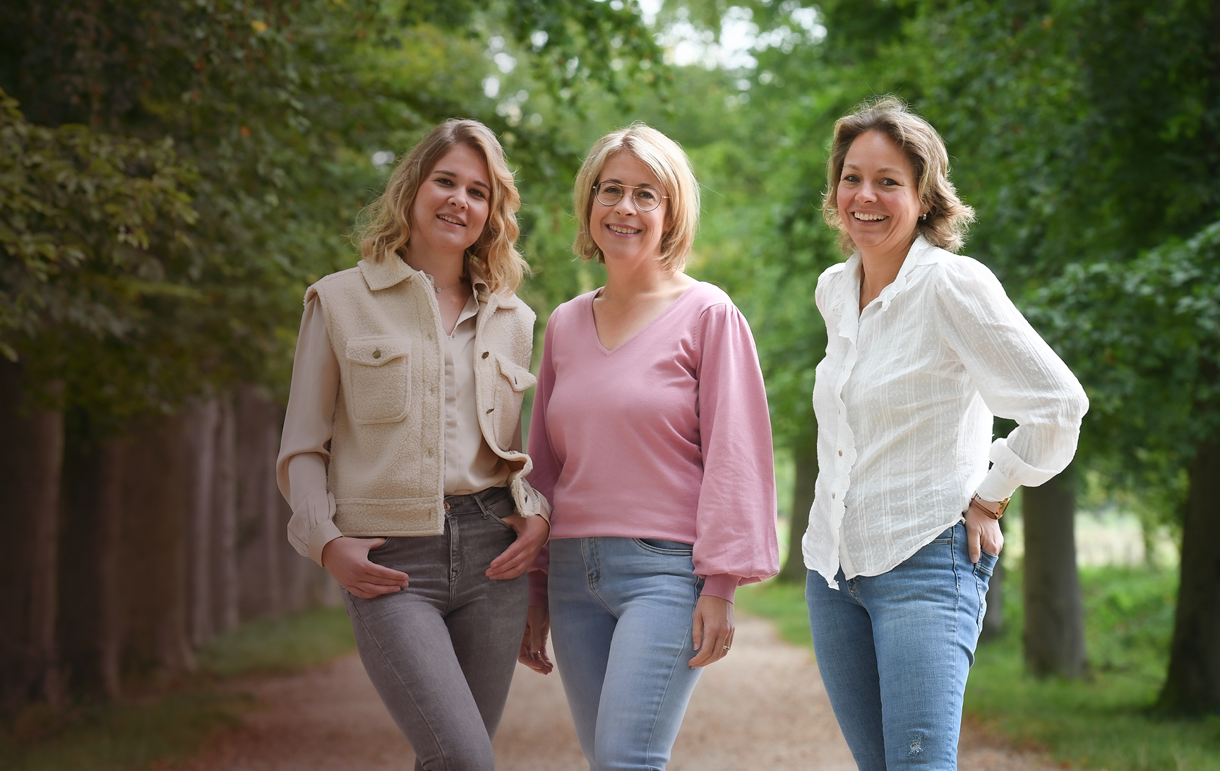 Hand met bloem — verloskundige zorg Heuvelland