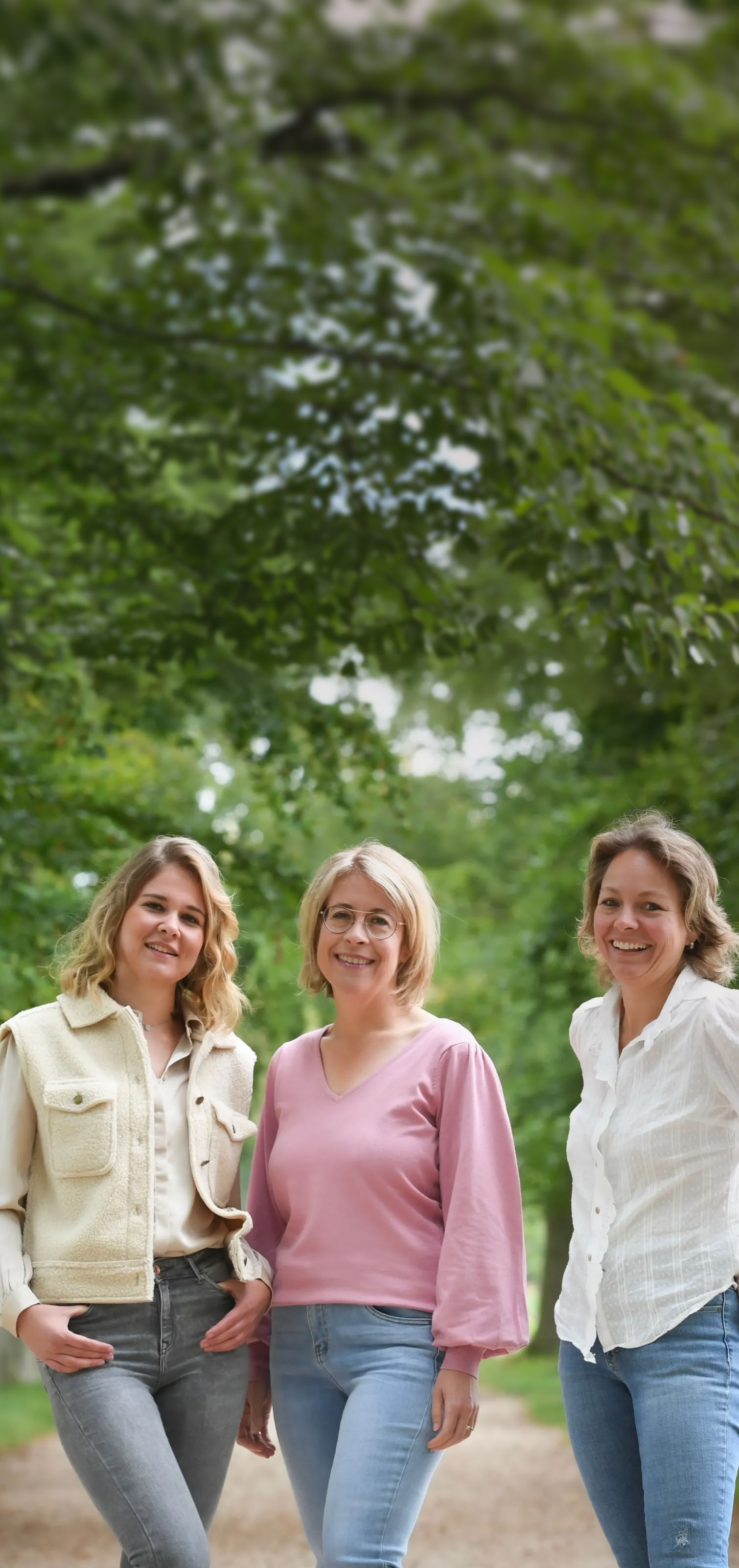 Hand met bloem — verloskundige zorg Heuvelland