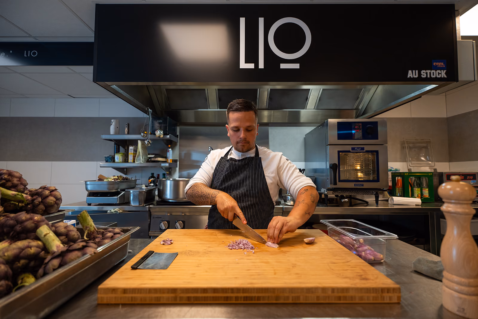 Chef Lio en cuisine, préparant un repas à domicile