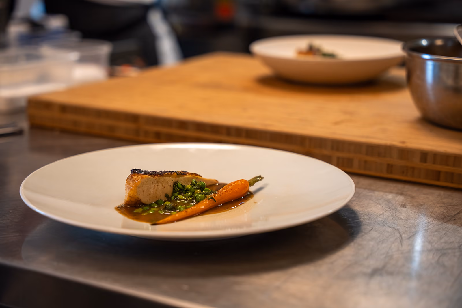 Chef Lio travaillant un produit de saison