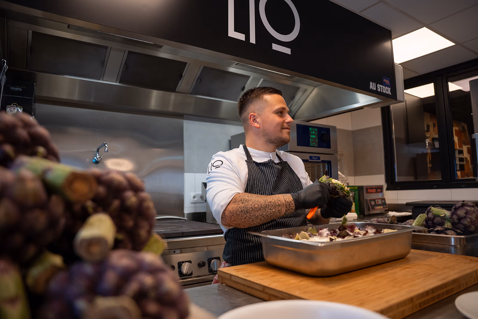 Chef Lio en plein service en cuisine