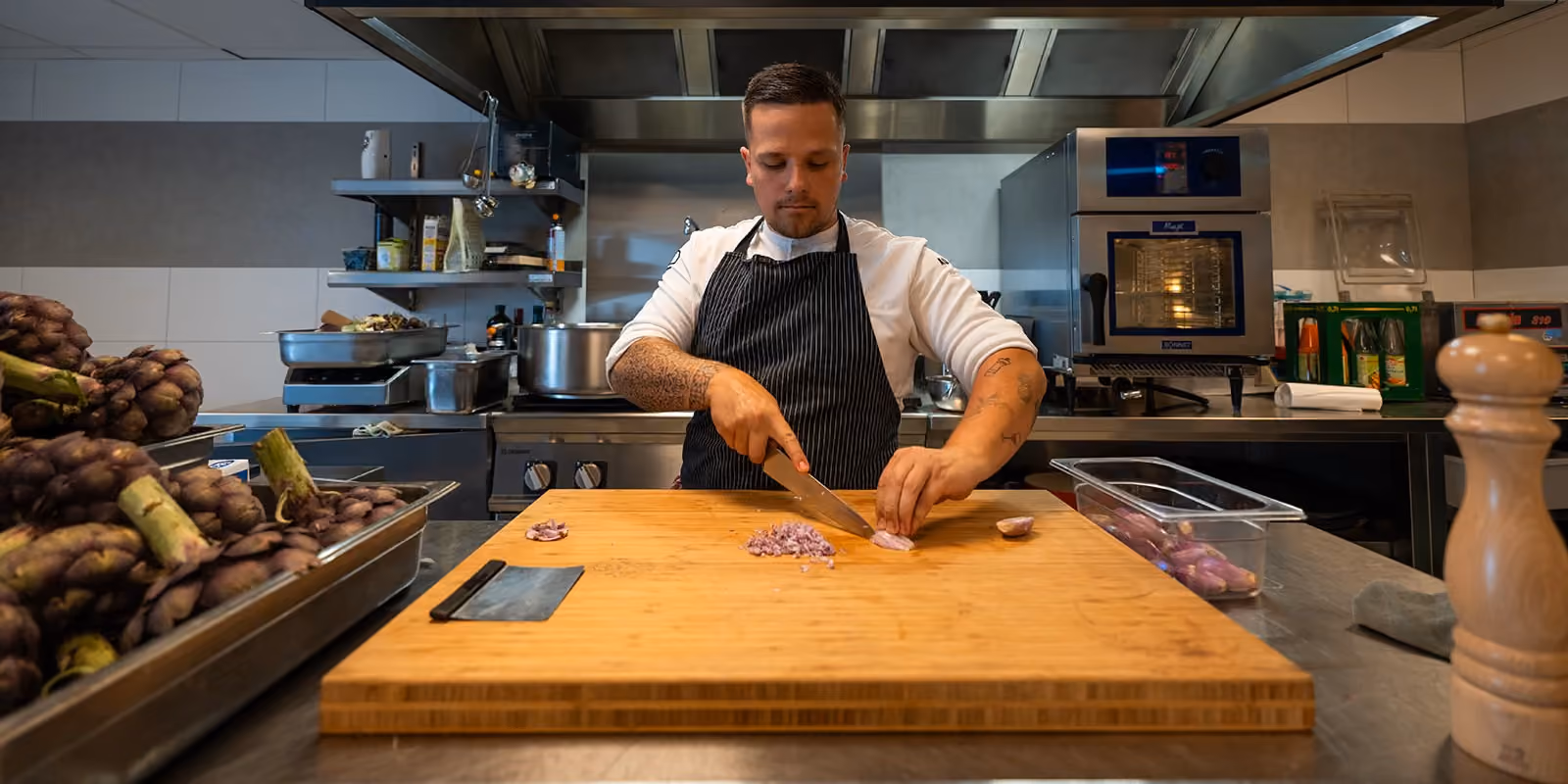 Chef Lio en cuisine, préparant un repas à domicile