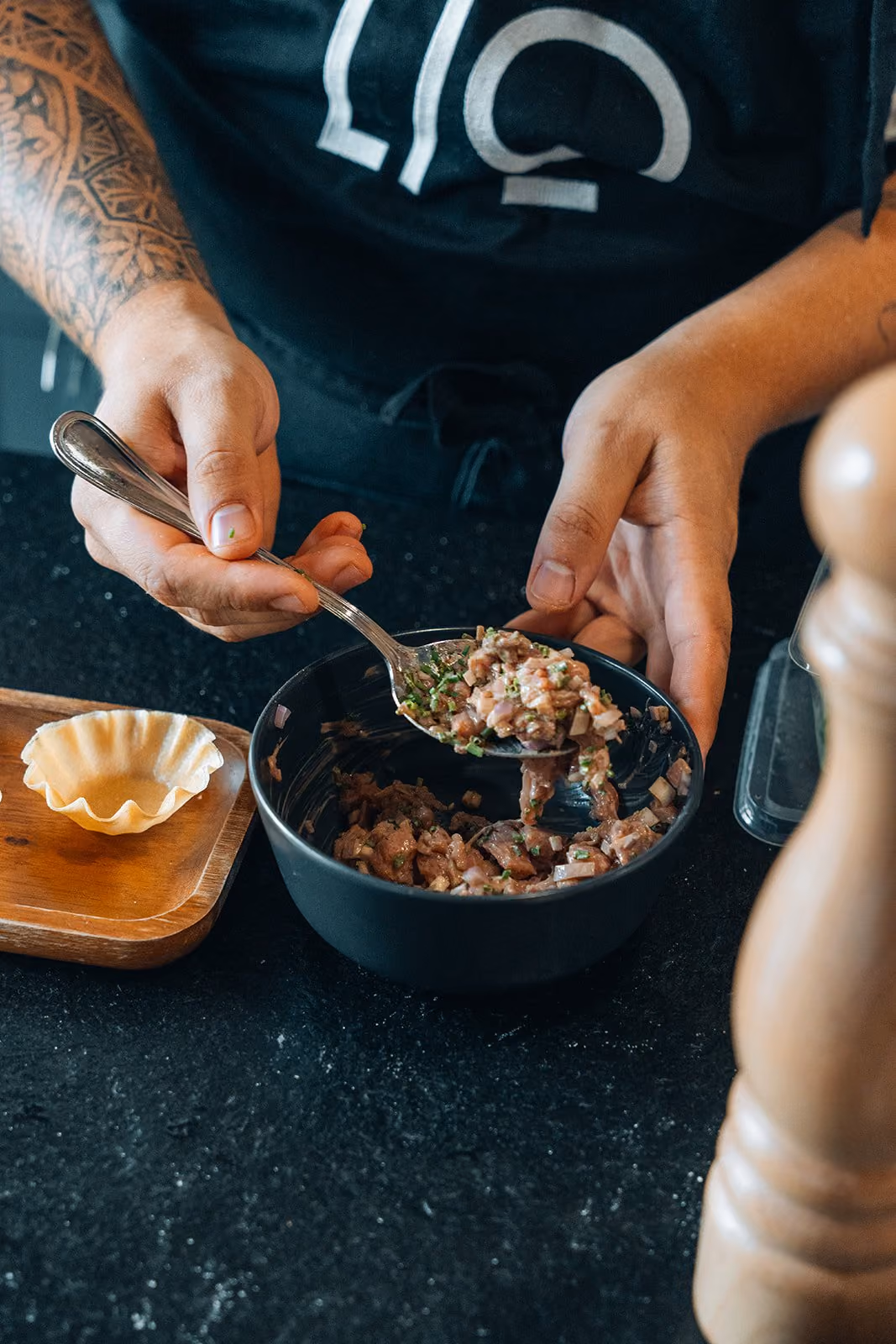 Chef Lio dressant une assiette