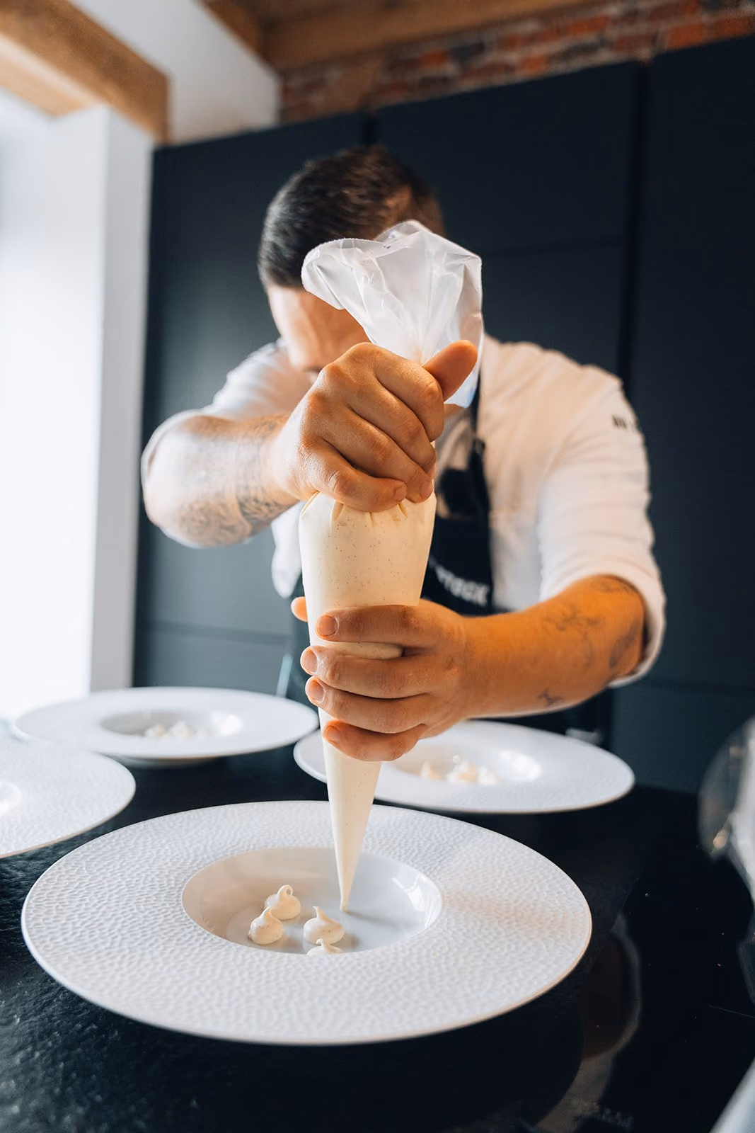 Chef Lio dressant une assiette