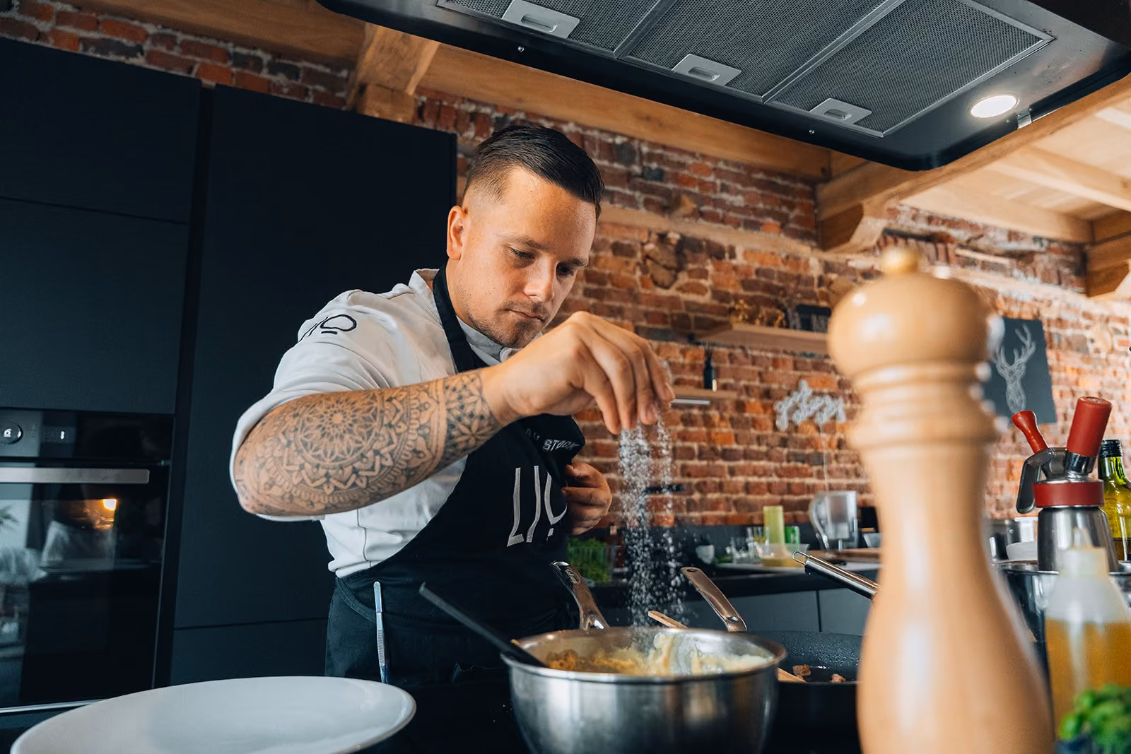 Chef Lio travaillant un produit de saison
