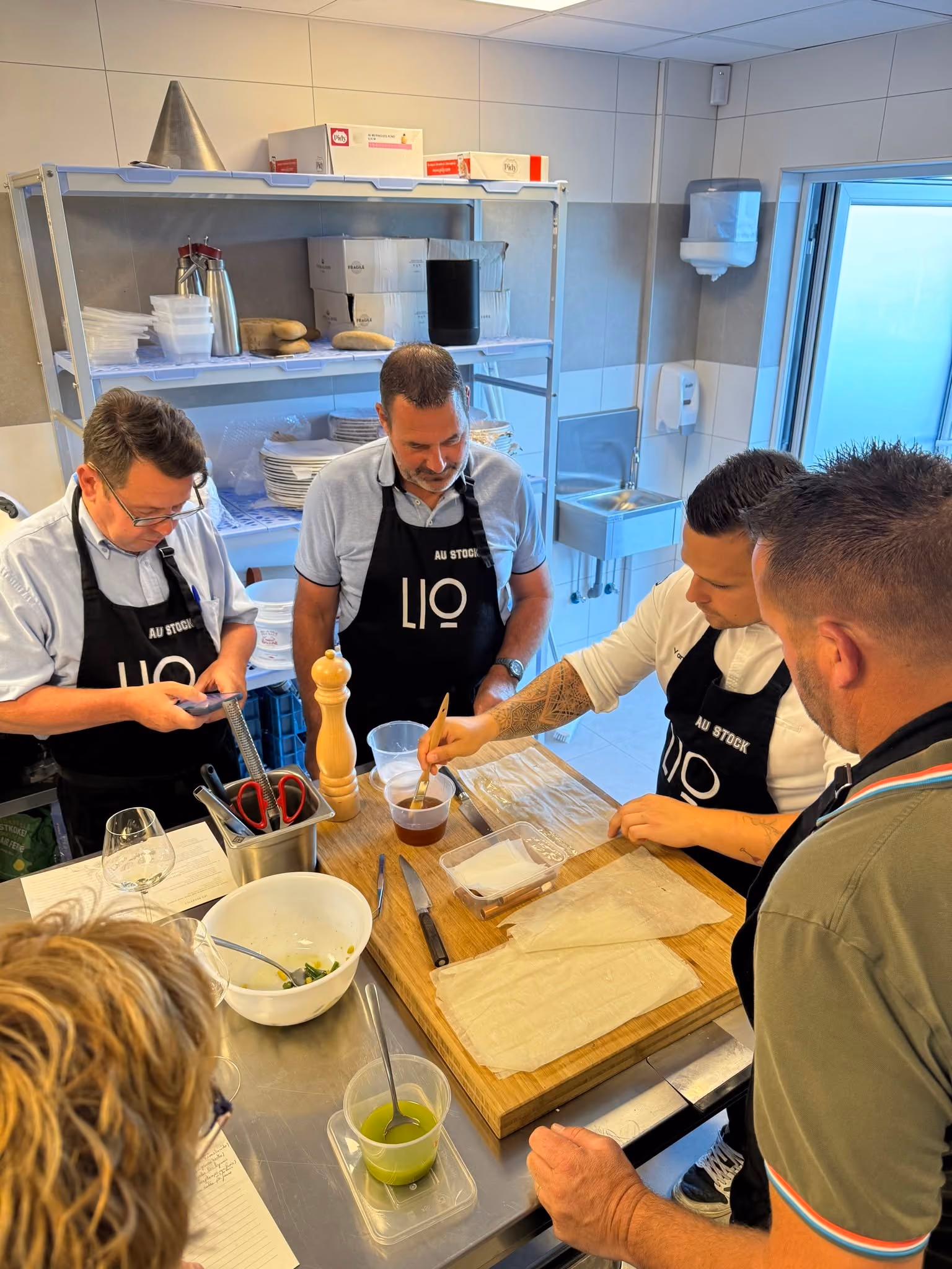 Chef Lio en plein service en cuisine