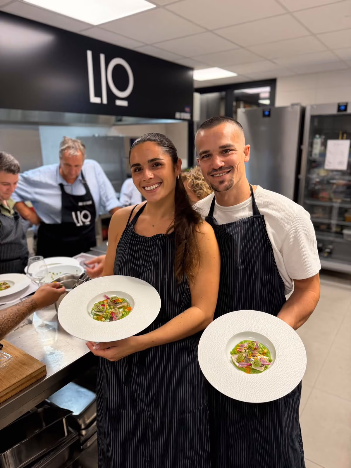 Chef Lio dressant une assiette