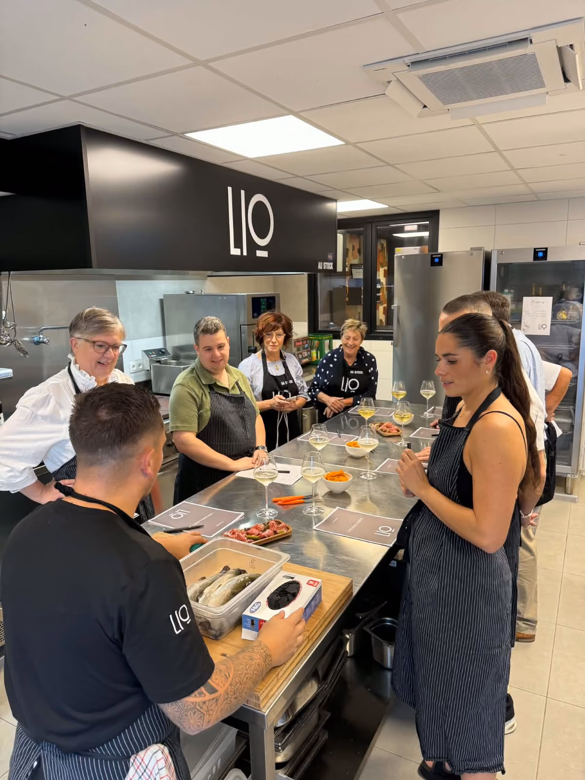 Chef Lio travaillant un produit de saison