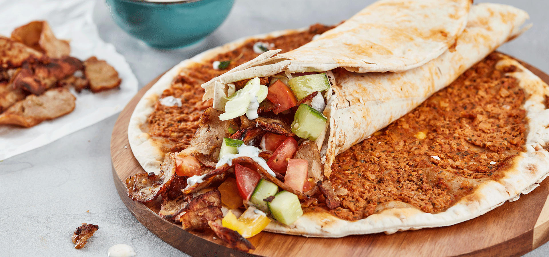 Mit Kebab gefüllte Lahmacun