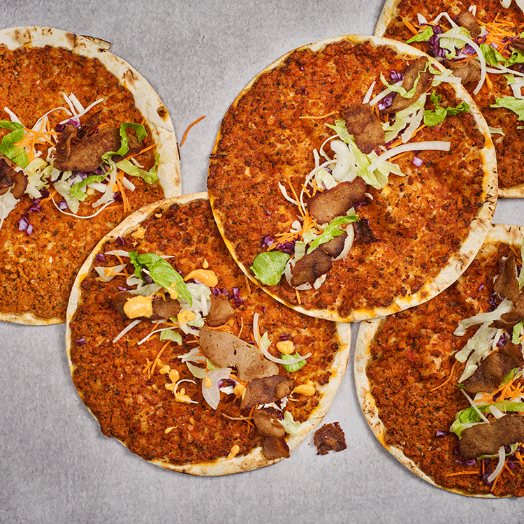 Lahmacun mit Kohlsalat und Kebab
