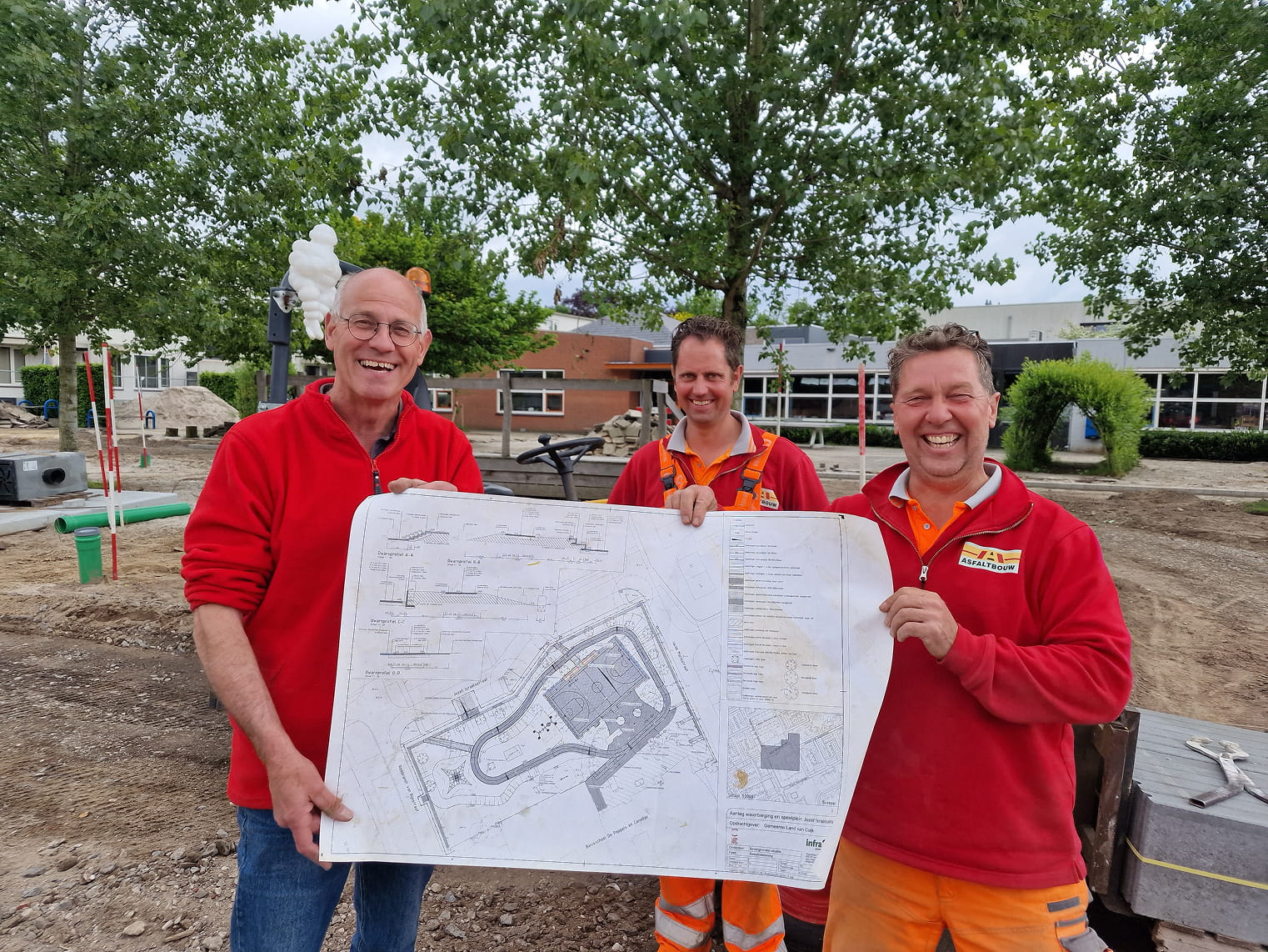 Barry aan het werk op de asfaltspreidmachine