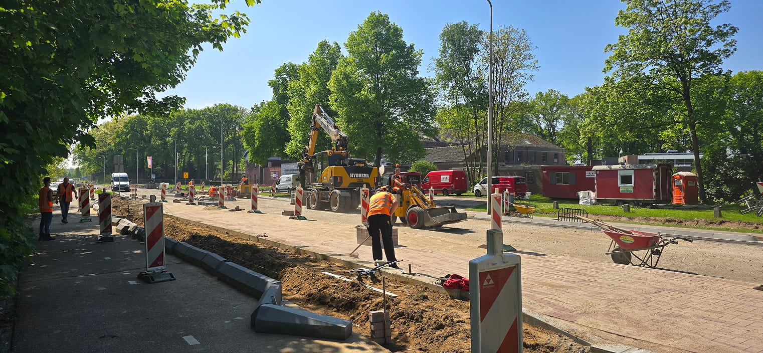 Barry aan het werk op de asfaltspreidmachine