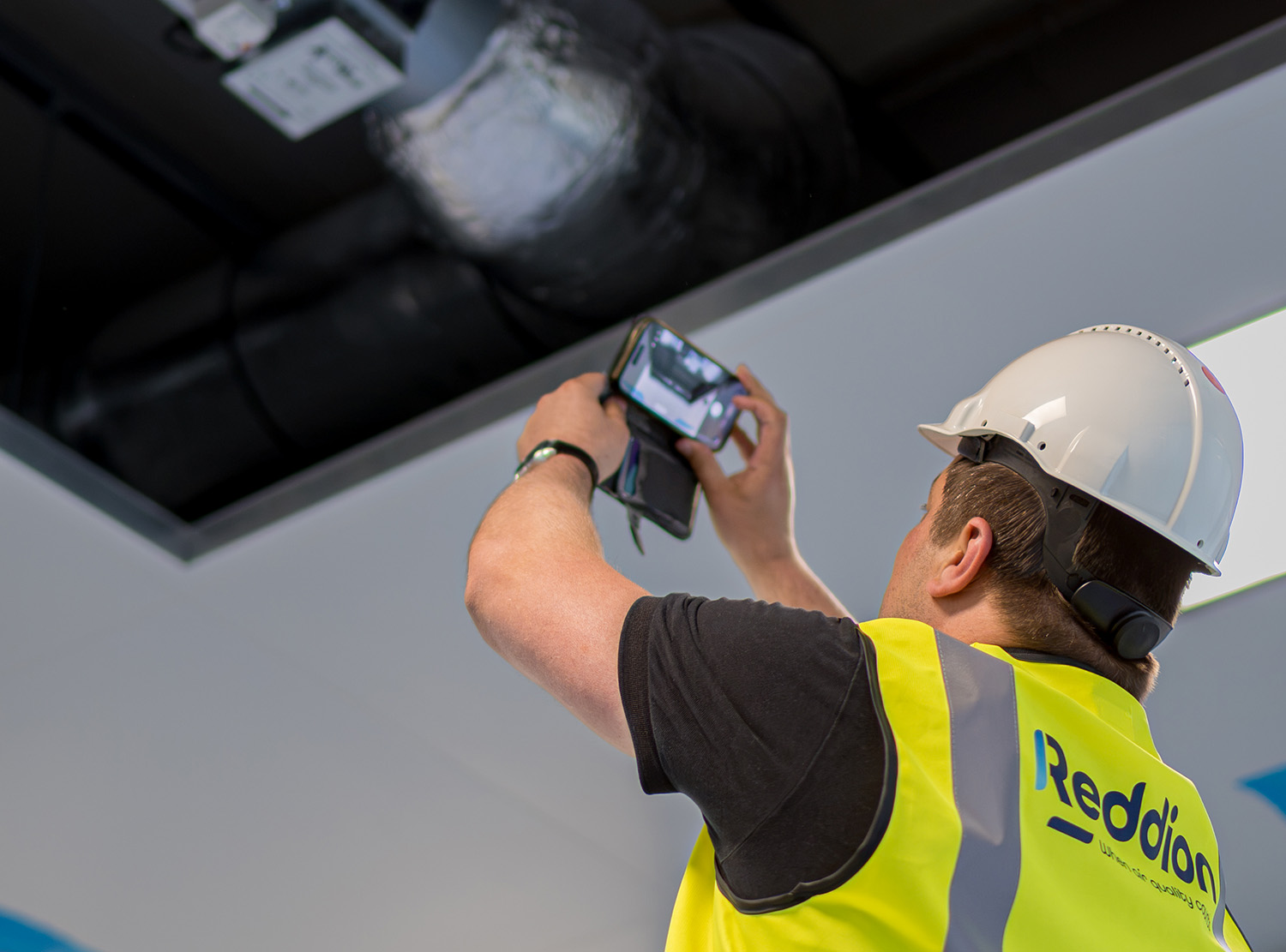 Monteur van Reddion tijdens montagewerk op locatie