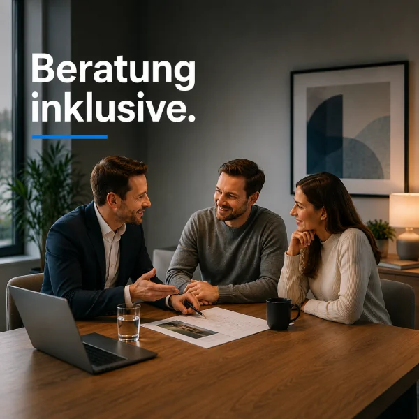 Persönliche Beratung zu Wärmepumpen mit einem Berater und einem Hausbesitzerpaar in moderner Besprechungsumgebung.