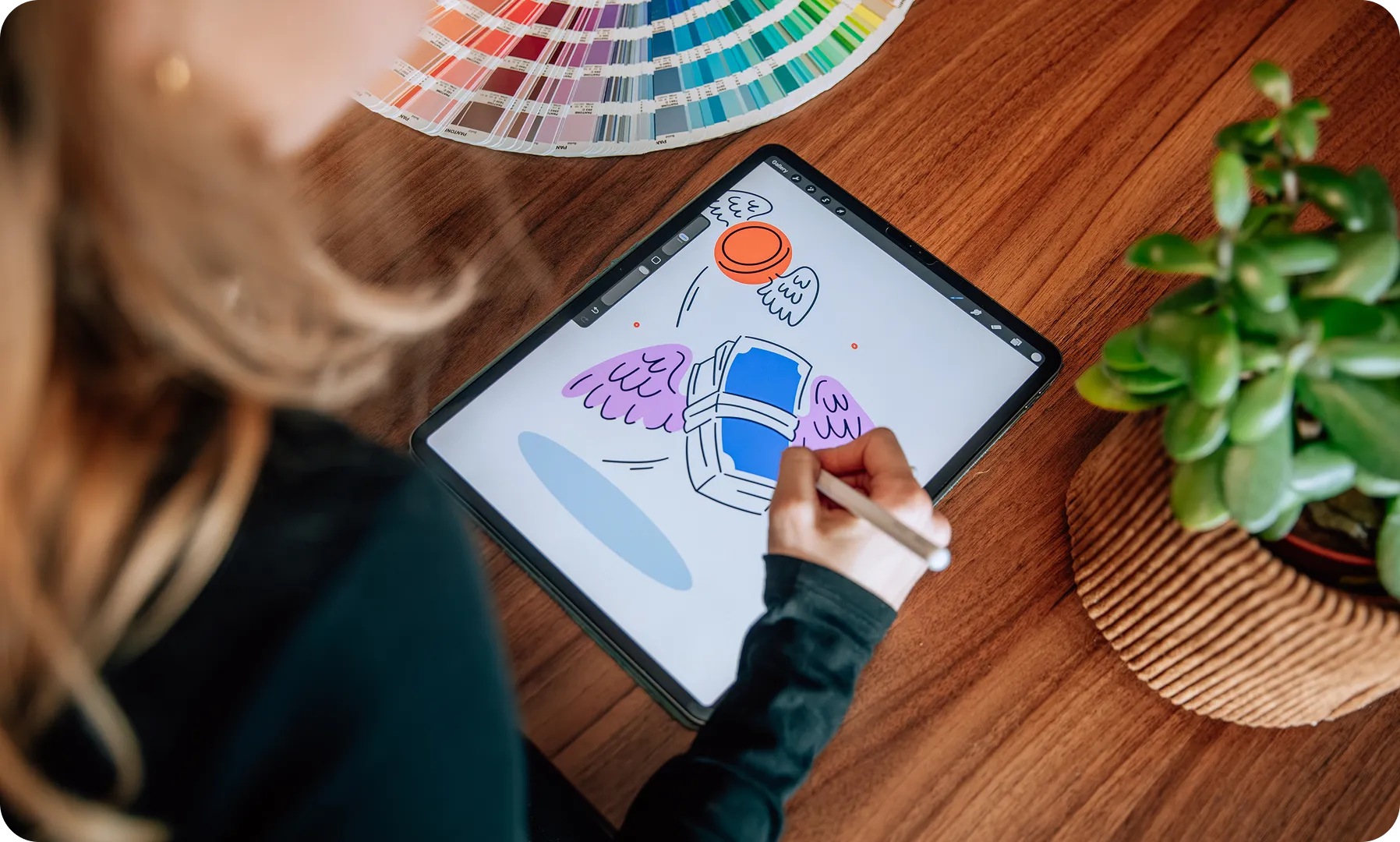 Een medewerker van Brandlos schetst een illustratie voor een bedrijf op een Ipad.
