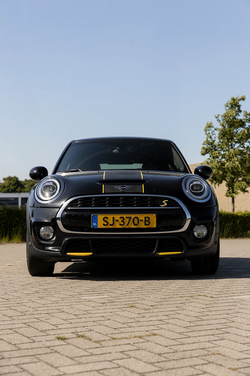 de bumper van een bedrijfsauto van Brandlos met gele strepen