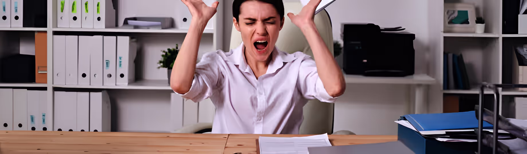 Bürokratie ist wie ein Kaugummi im Haar – aber keine Sorge, wir haben die Schere!