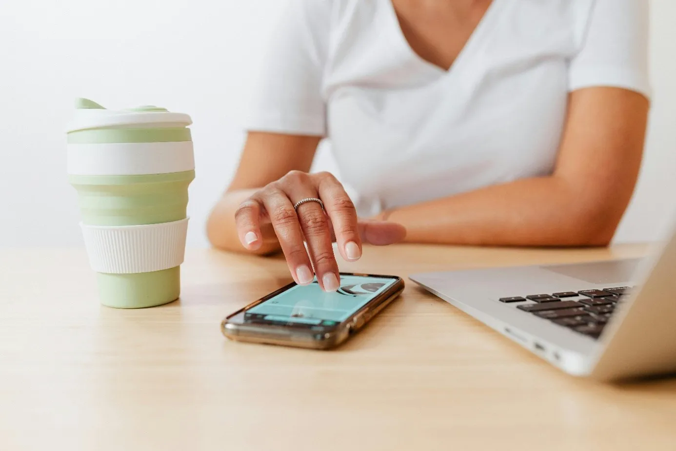 Minusstunden transparent erfassen: Was das Arbeitsrecht sagt – und digitale Tools leisten