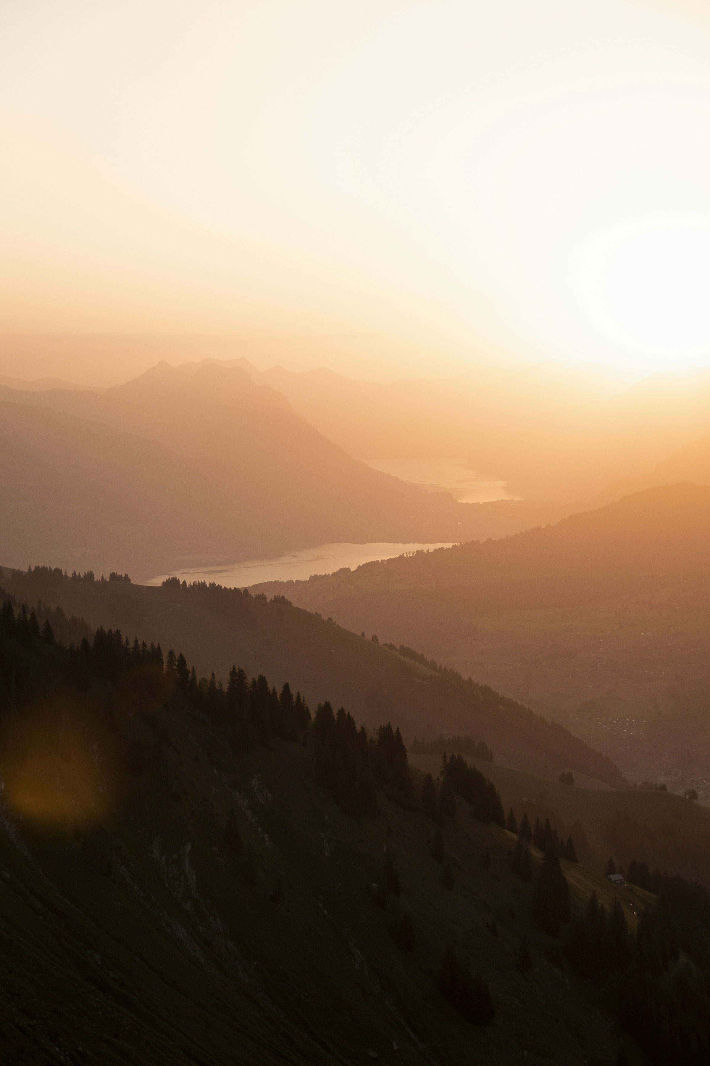 Zonsondergang in nevel boven een bergdal
