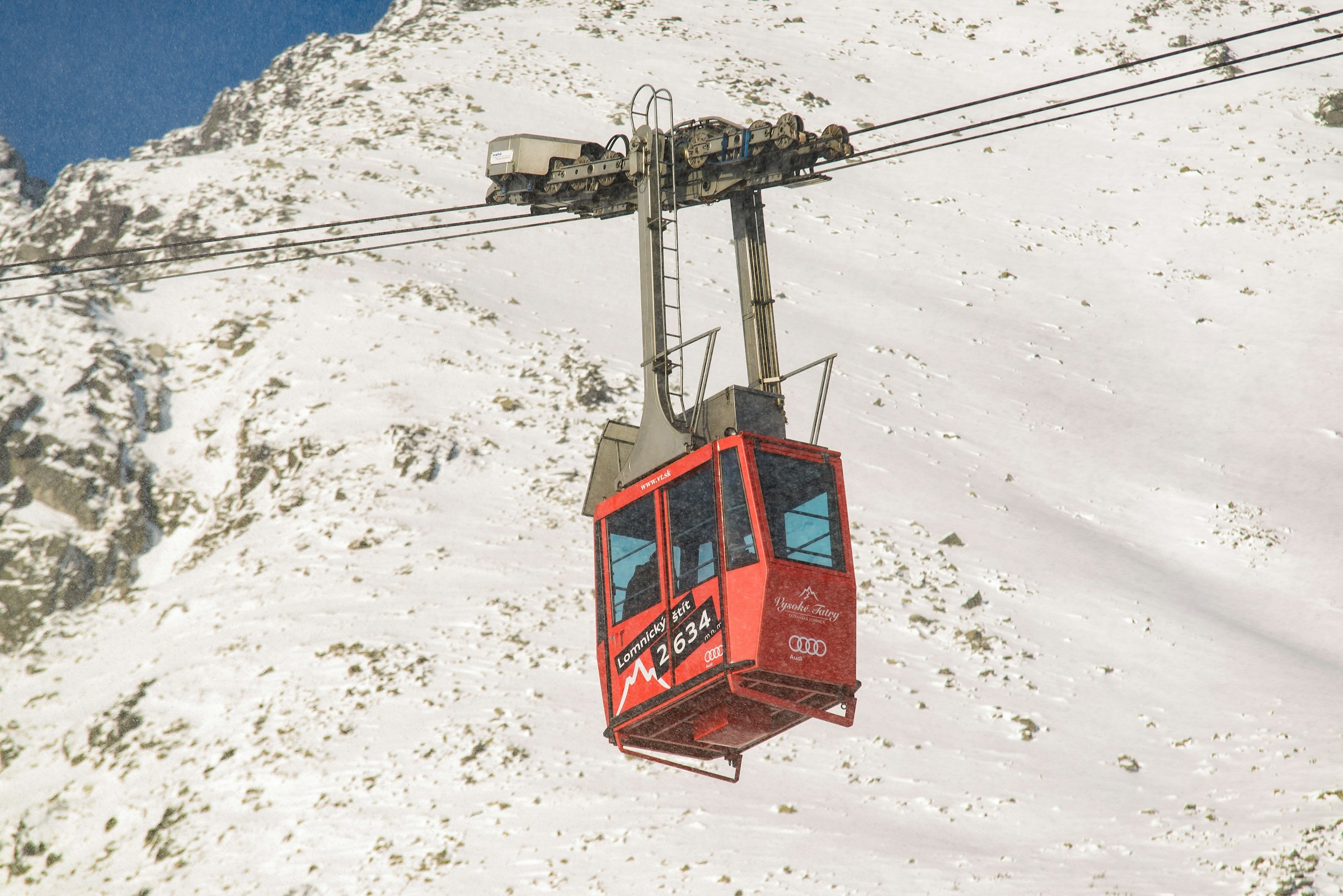 Rode gondel boven een besneeuwde helling