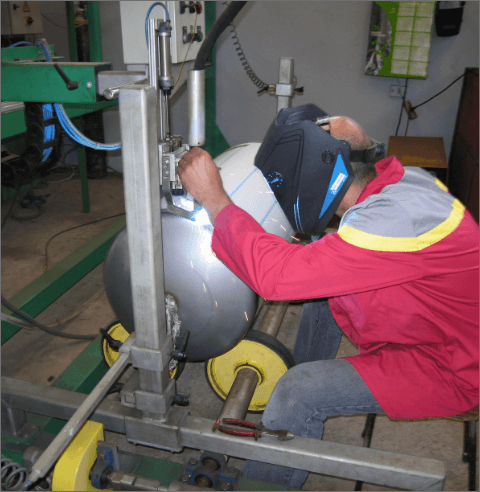 Técnico concluir um corte de precisão em um acumulador de inox fabricado pela Ferreinox em Branca, Albergaria-a-Velha.