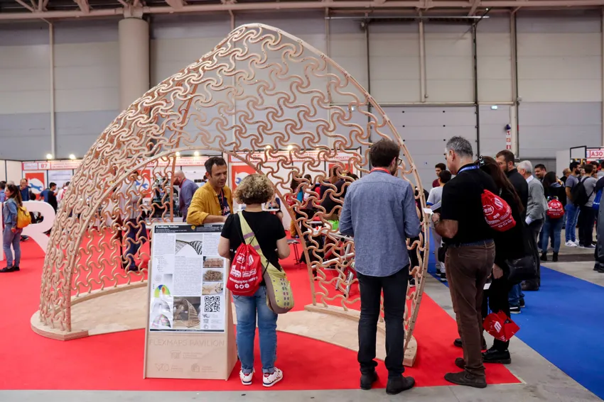Rood en blauw beurstapijt in expo