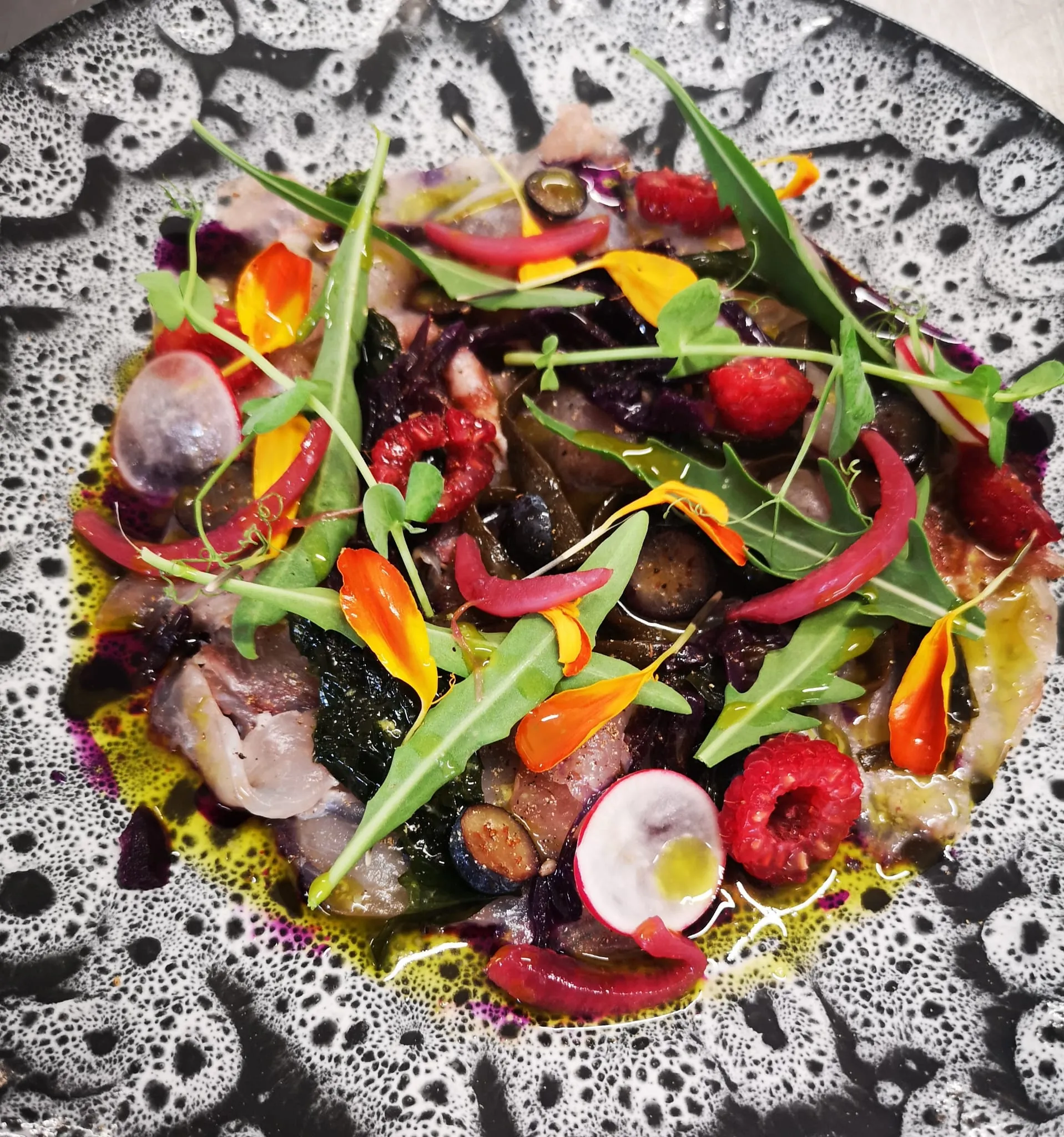 Assiette de la maison, poisson mariné et légumes de saison