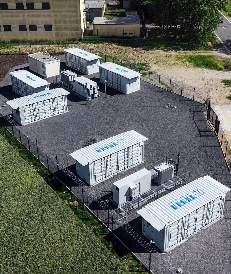 Letecký pohled na areál bateriového úložiště MG Power ve Velké Bíteši.