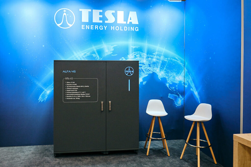 Batériové úložisko ALFA HE v stánku TESLA Energy Holding na Smart Energy Forum 2023