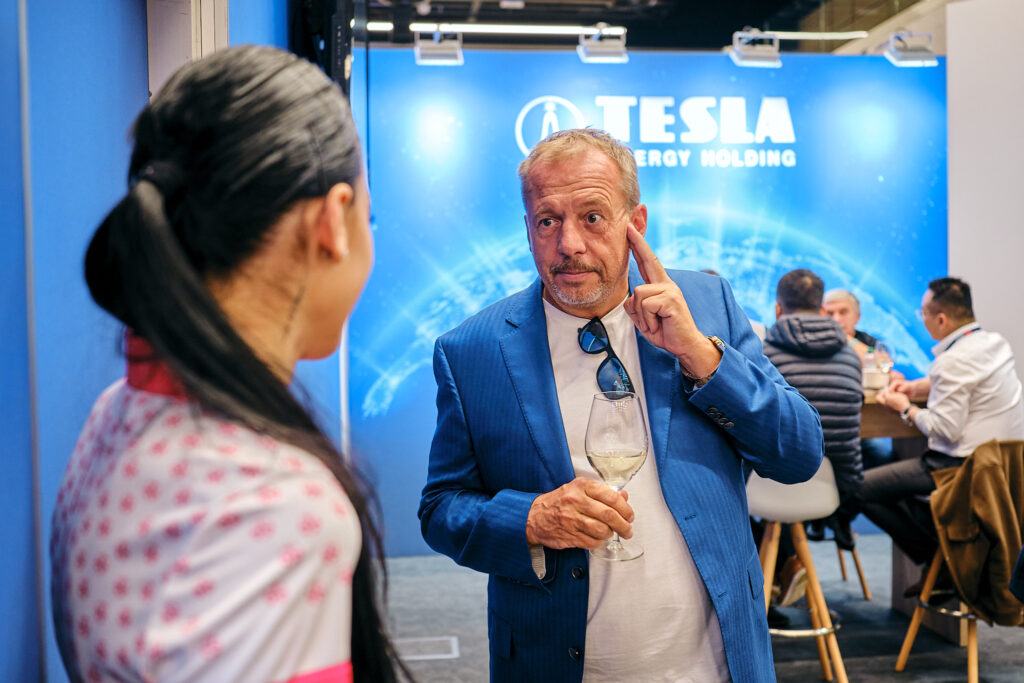 Návštevník v rozhovore so zástupkyňou TESLA v stánku na Smart Energy Forum 2023