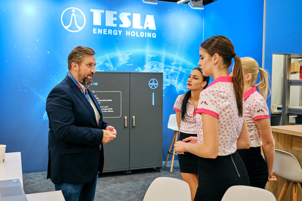 Rozhovor návštevníka so zástupkyňami TESLA v stánku na Smart Energy Forum 2023