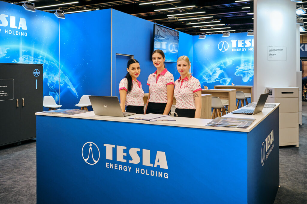 Hostesky TESLA pri recepcii stánku TESLA Energy Holding na Smart Energy Forum 2023