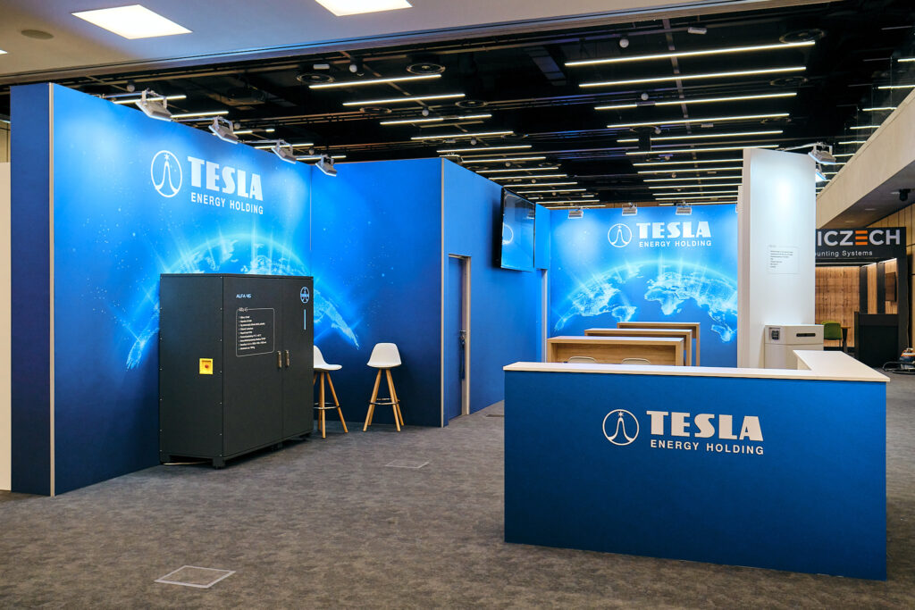 Stánok TESLA Energy Holding s batériovým úložiskom na Smart Energy Forum 2023 v Prahe
