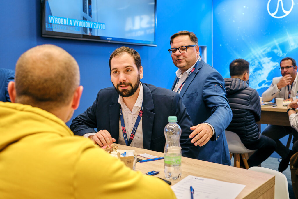 Obchodné rokovanie pri stole v stánku TESLA Energy Holding na Smart Energy Forum 2023