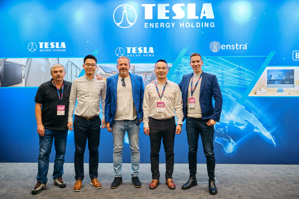 Tím TESLA Energy Holding a partneri spoločne pred stánkom na Smart Energy Forum 2023