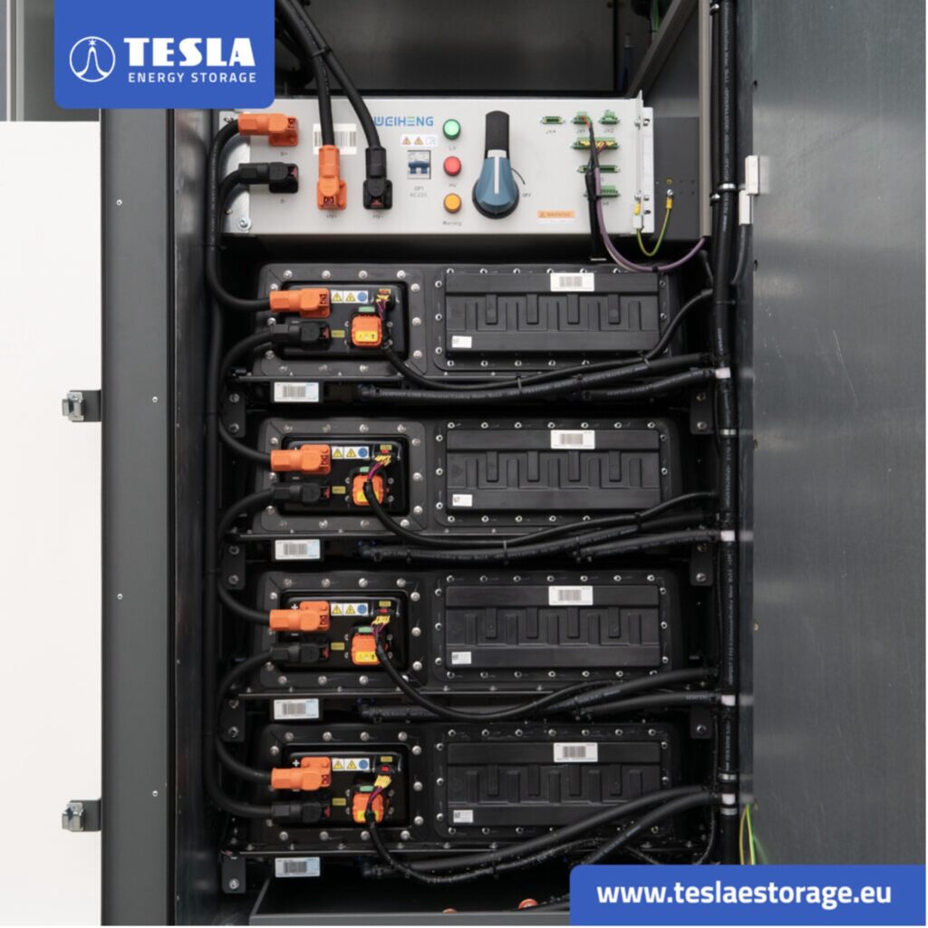 Skriňa batériového úložiska TESLA s batériovými modulmi a riadiacou elektronikou
