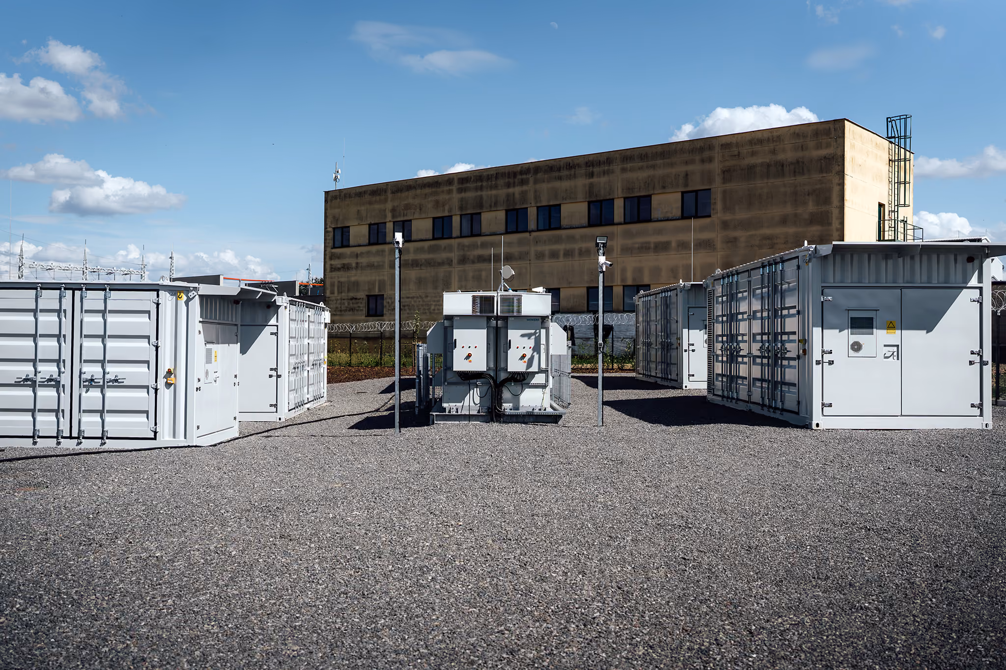 Fotografie z realizace bateriového úložiště TESLA BESS