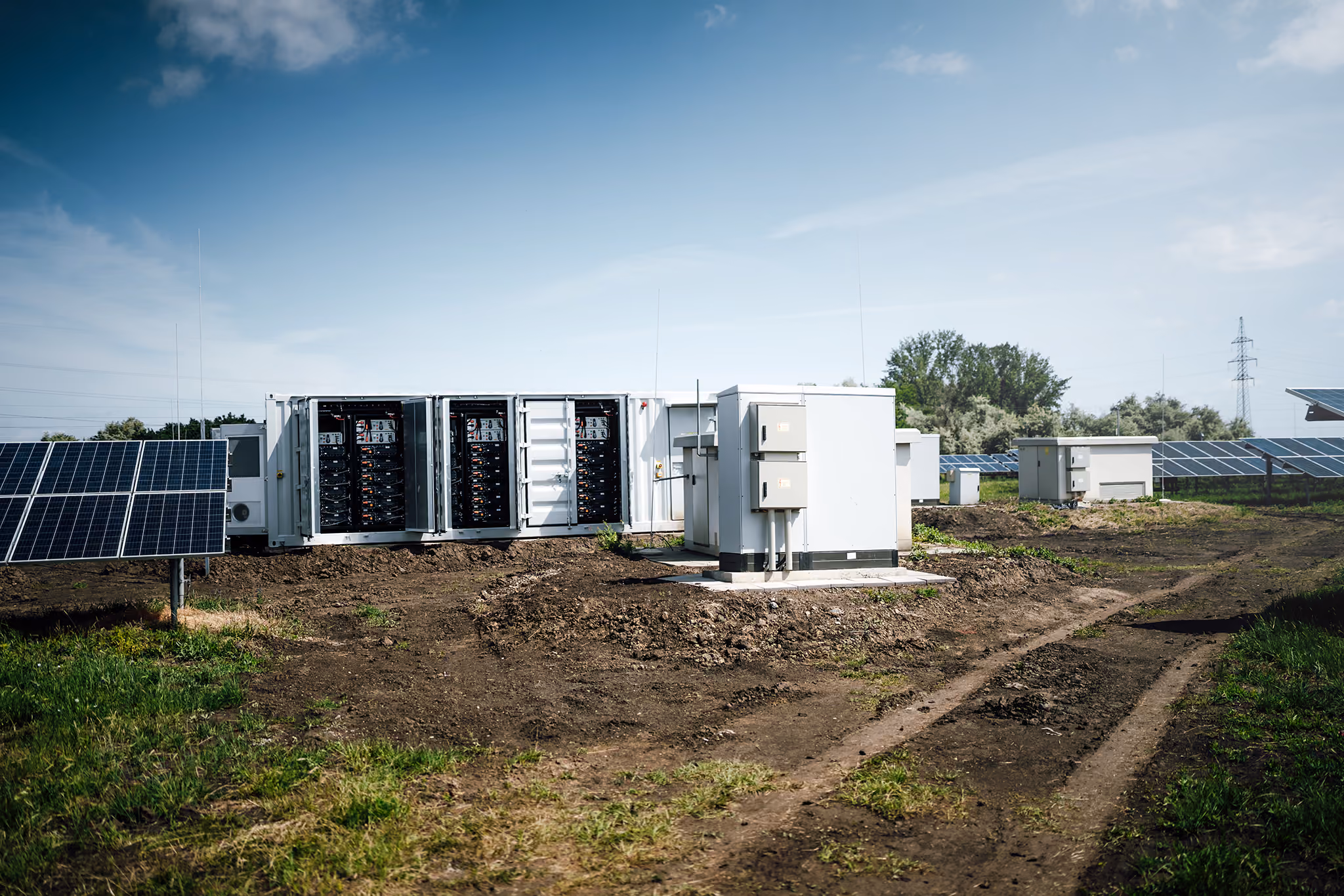 Fotografie z realizace bateriového úložiště TESLA BESS