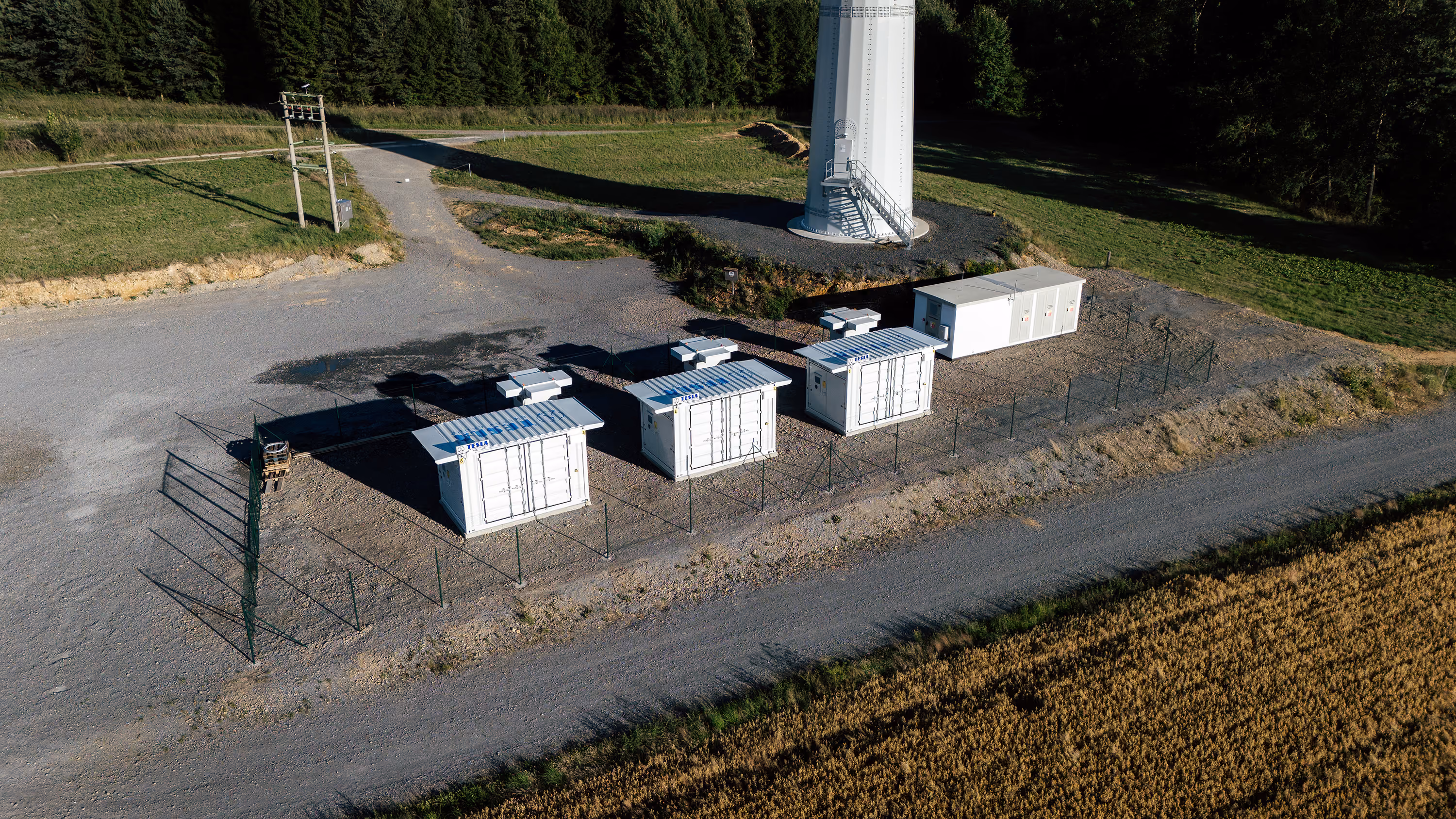 Fotografie z realizace bateriového úložiště TESLA BESS