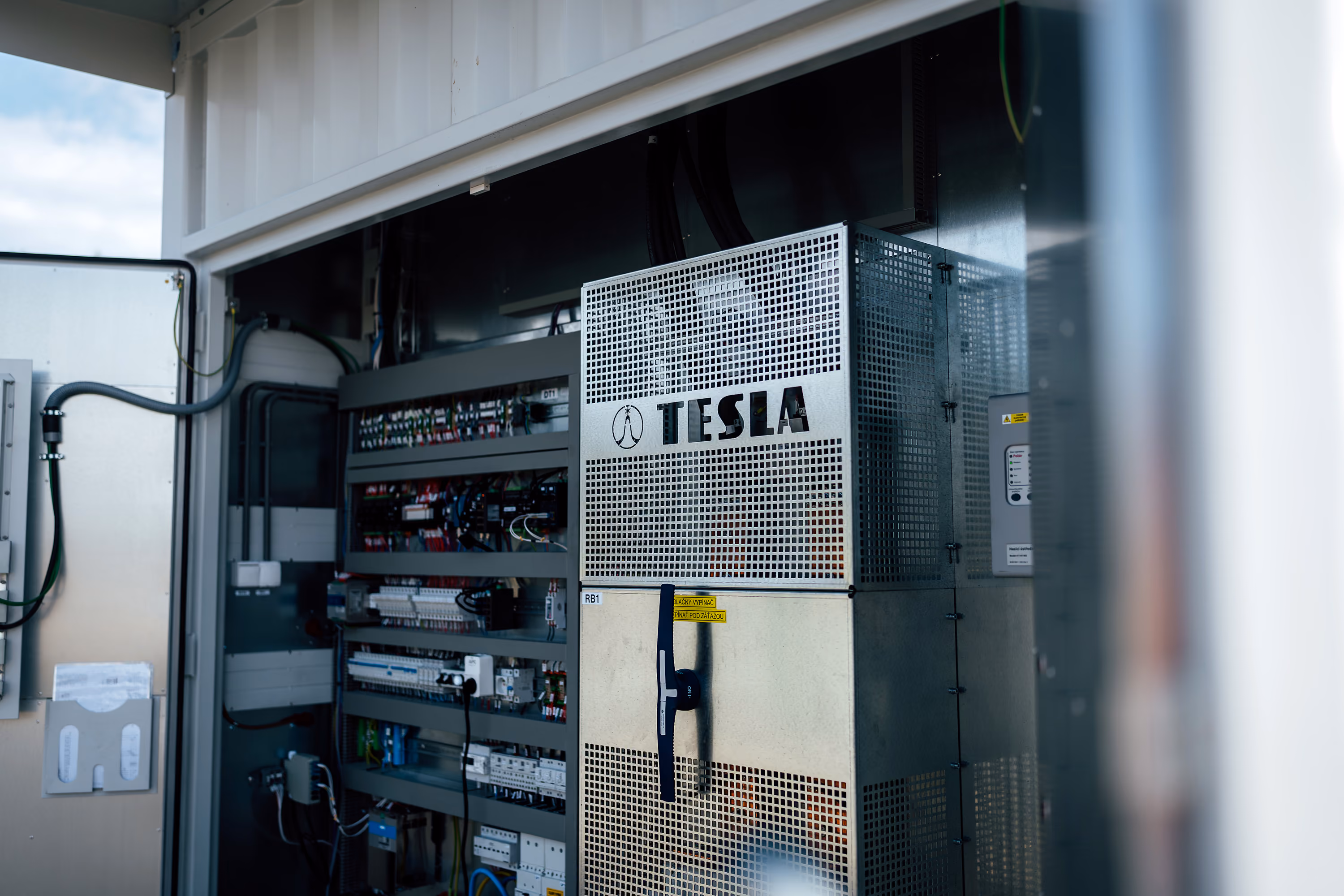 Fotografie z realizace bateriového úložiště TESLA BESS