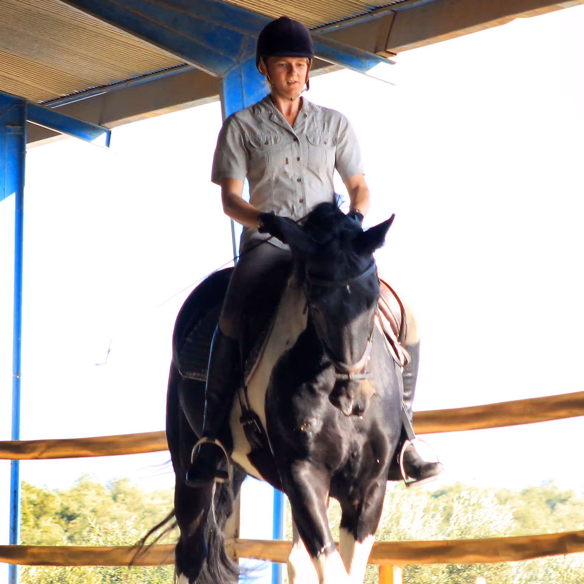 Un cavalier expérimenté effectue une cession à la jambe.