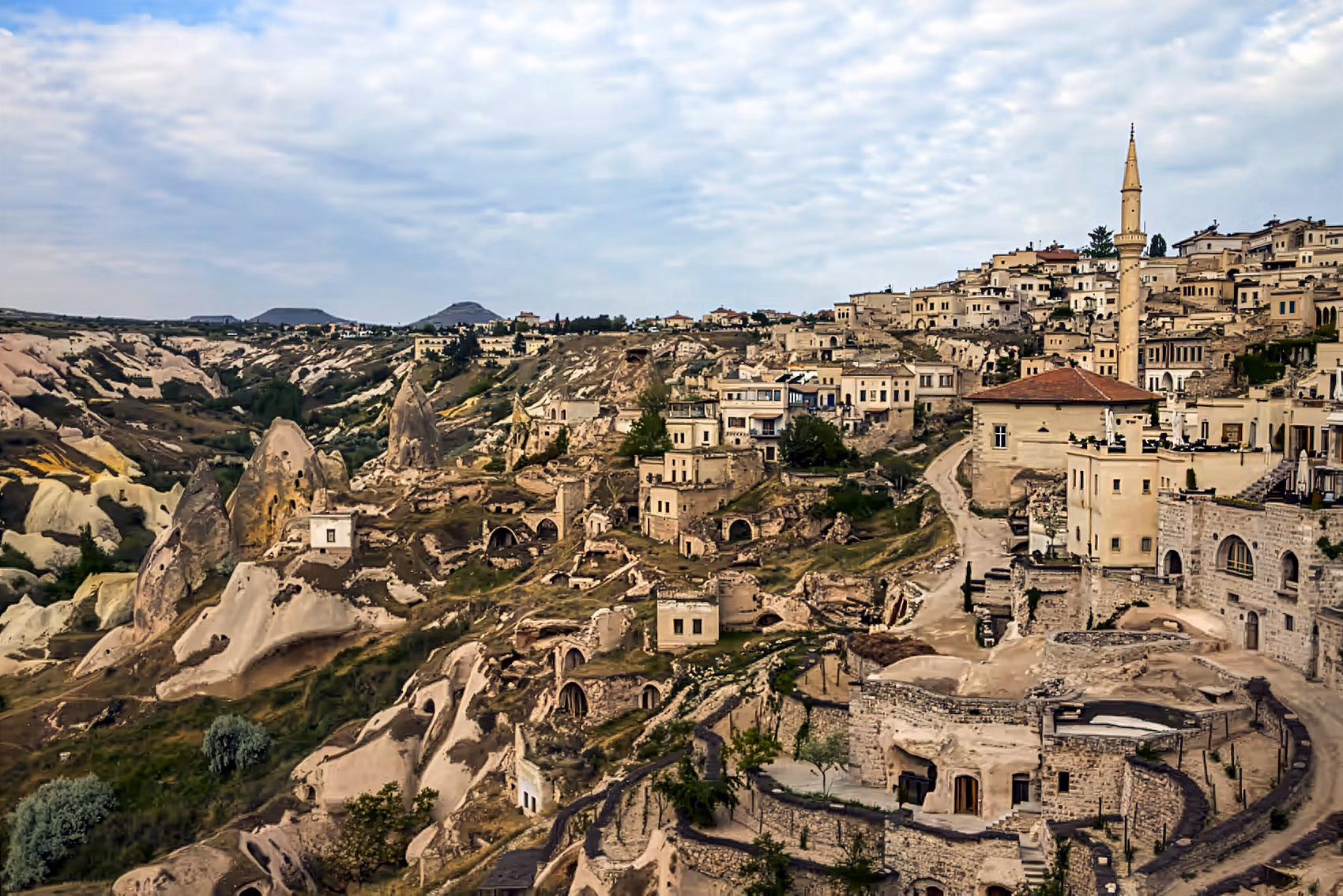 Vue panoramique de la ville historique d’Uçhisar avec le minaret d’une mosquée.