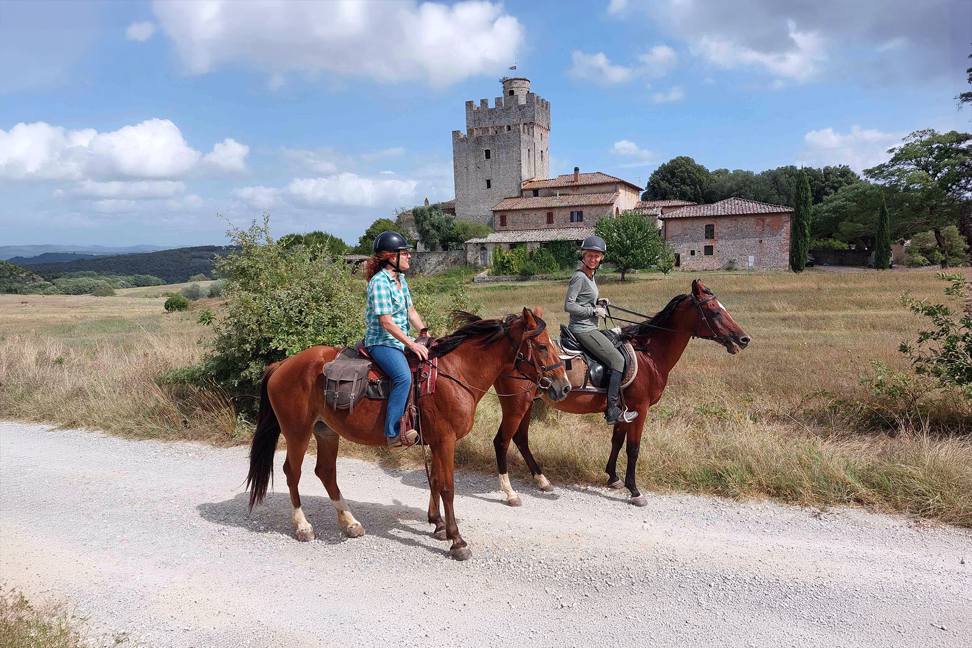 Deux cavaliers en randonnée à cheval en Toscane.