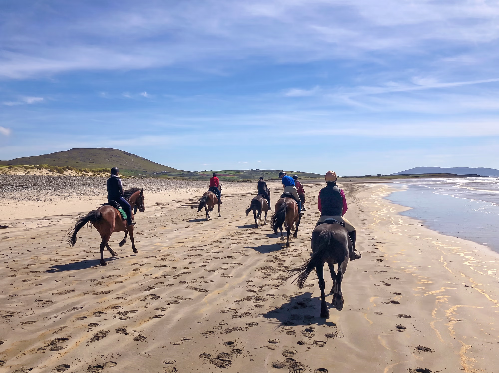 Un groupe de cavaliers traverse les grandes plages de la baie de Clew lors d’une randonnée itinérante le long de la Wild Atlantic Way.
