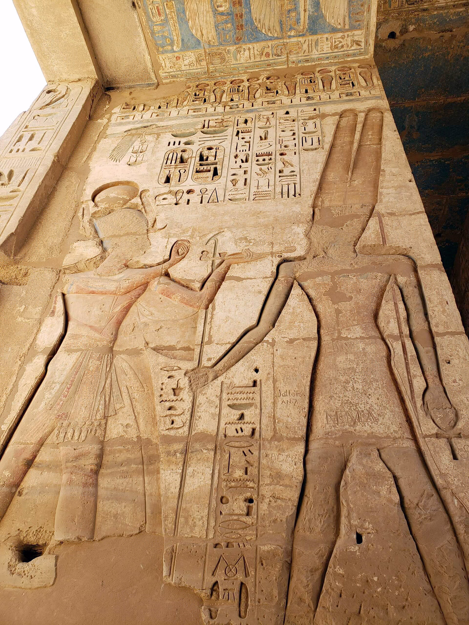 Relief mural égyptien dans le temple funéraire de Ramsès III à Médinet Habou.
