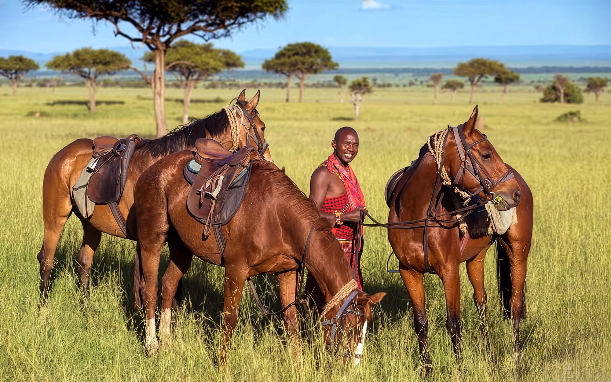 Un guide de safari souriant dans la savane africaine.