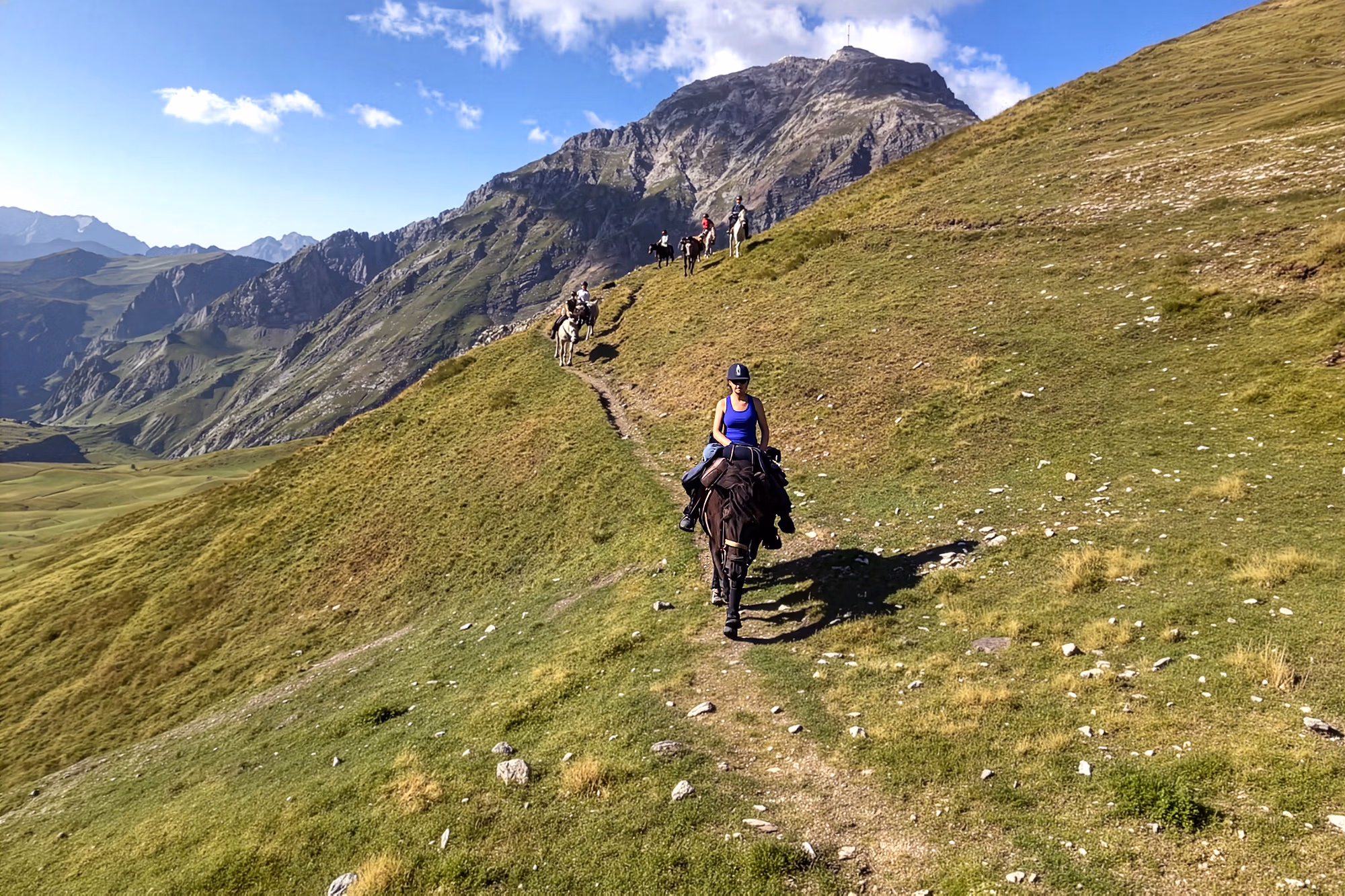 Des cavaliers en randonnée équestre dans les Pyrénées françaises lors d’un séjour à cheval en France.