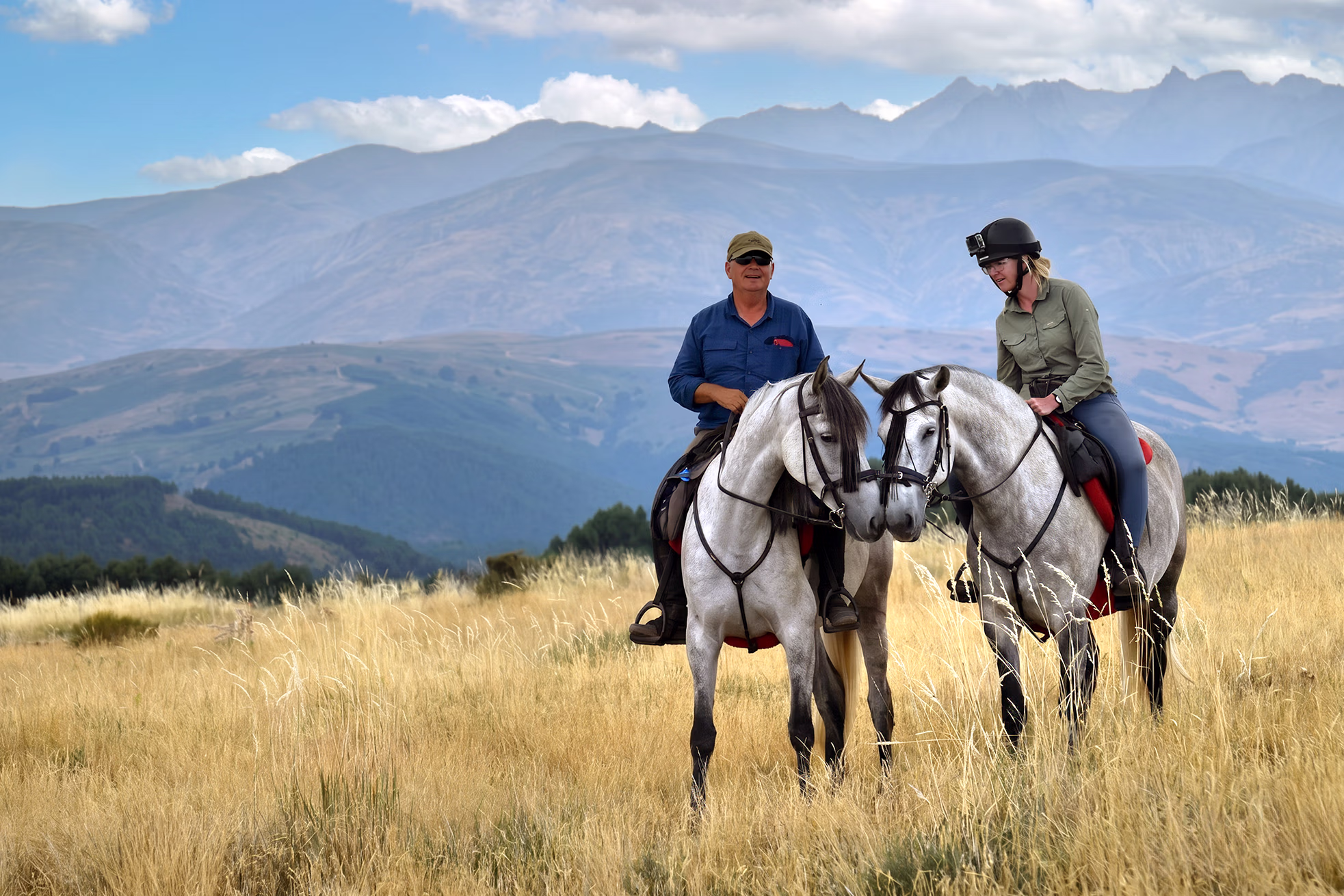 Deux cavaliers dans les montagnes de la Sierra de Gredos lors d’un séjour de randonnée équestre en Espagne.