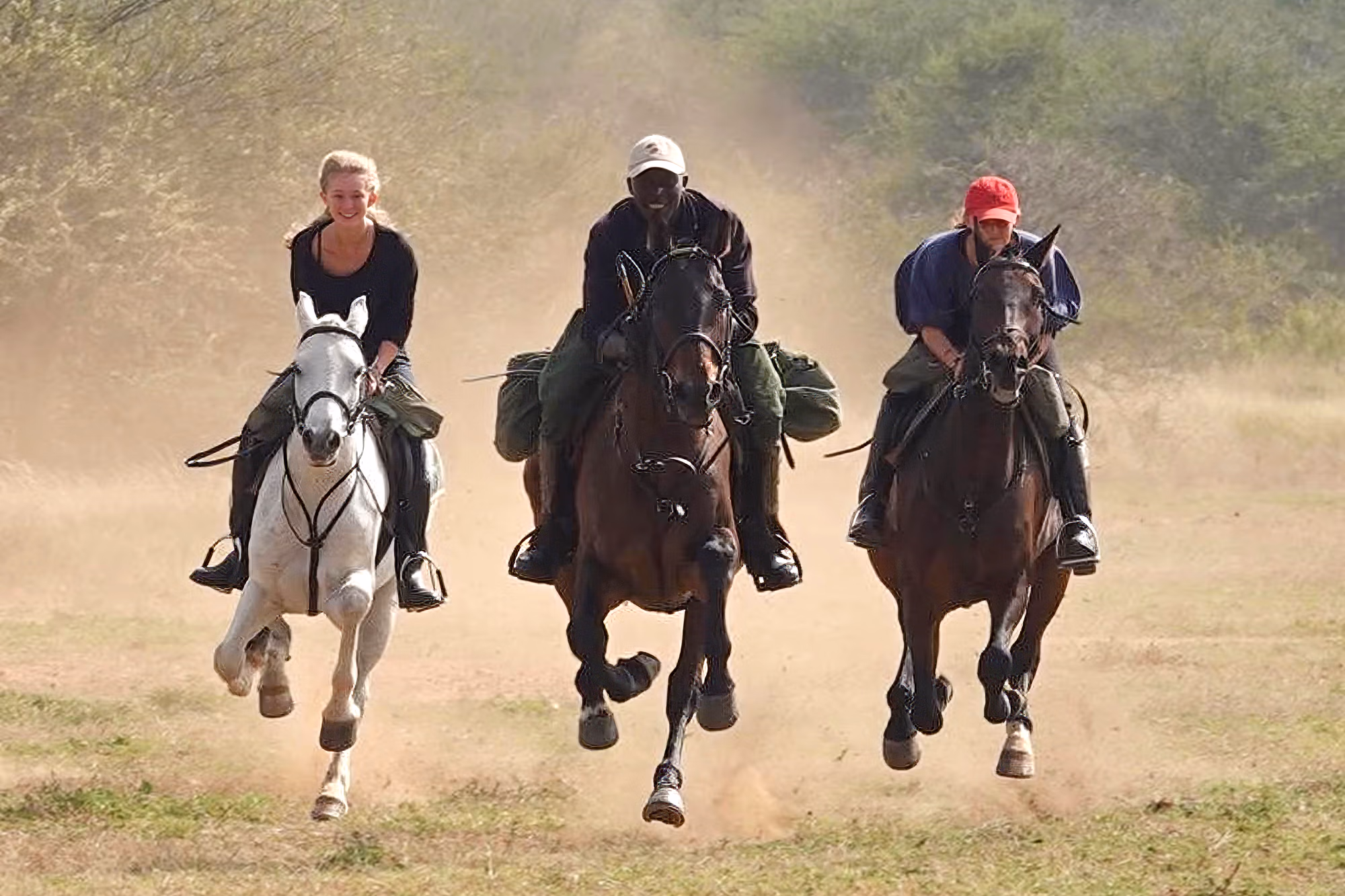 Trois cavaliers galopent à vive allure vers l’objectif.