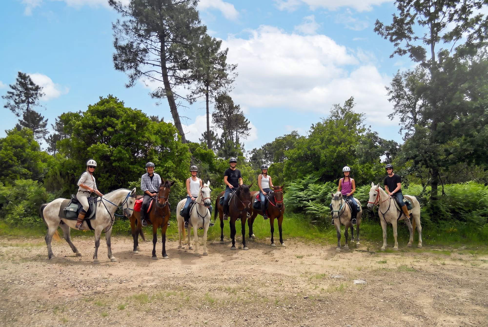 Un groupe de cavaliers et leurs chevaux lors d’une randonnée en Italie.